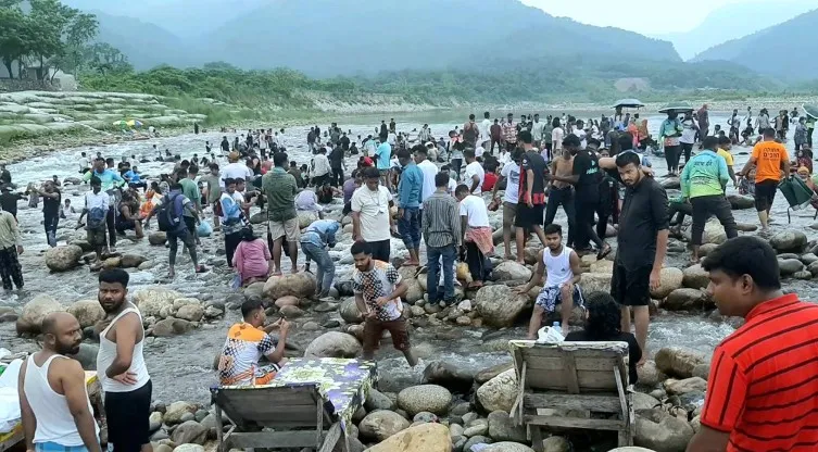 ঈদের ছুটিতে সিলেটের সাদাপাথরে পর্যটকের ঢল